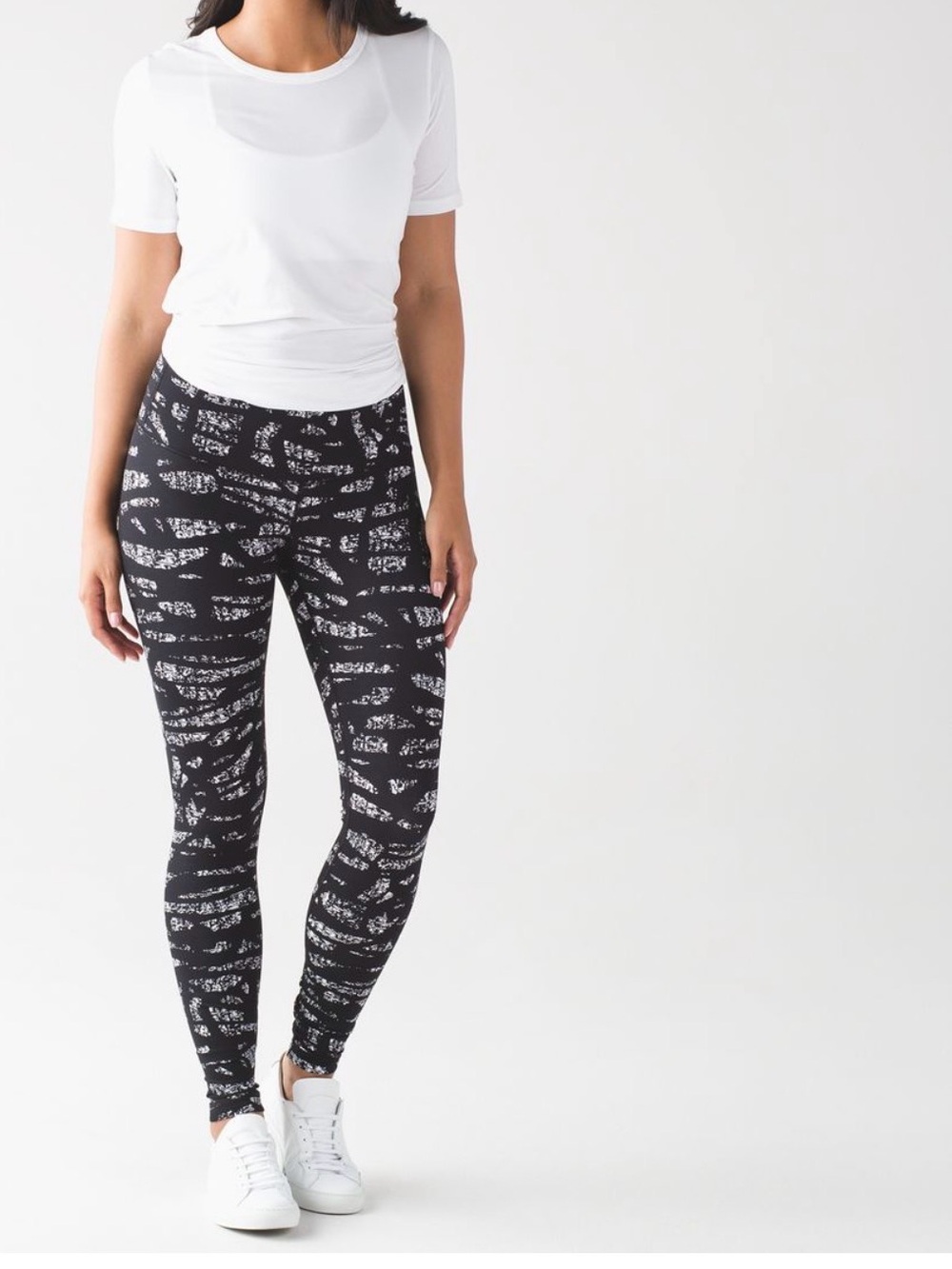 Lululemon Wunder Under Pant (Hi-Rise)
Graf Black White Size: 4